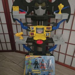 Batman Cave with Action Figures 