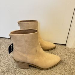 DV Dolce Vita Women's Oliviana Ankle Boot Size 7