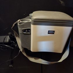 Small Cooler/heater AC/DC & Car Adapter