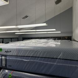 FULL SIZE SEALY POSTUREPEDIC PLUS HYBRID MATTRESS & BOX SPRING BED SET