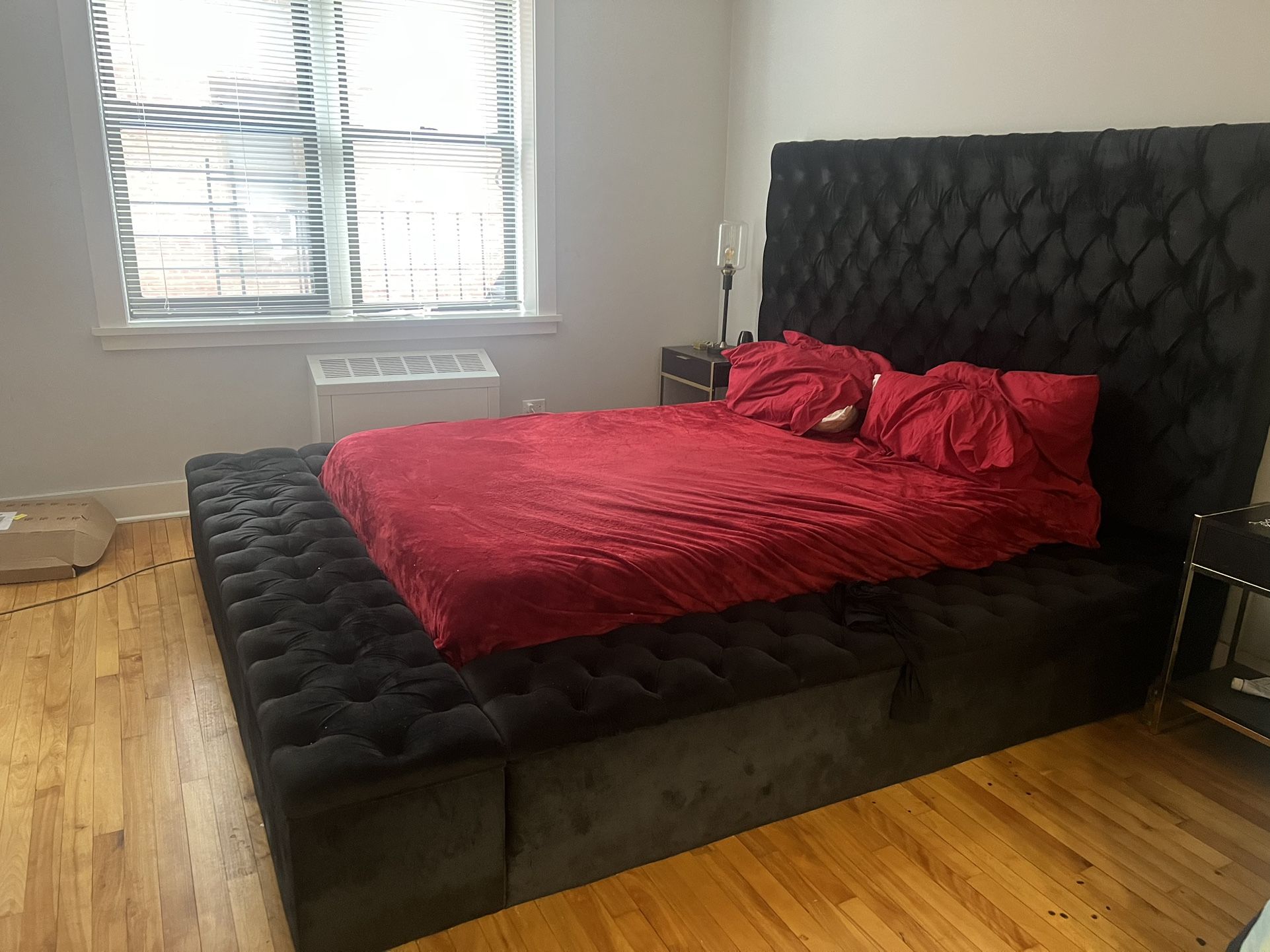 Johnnay upholstered Storage Bed