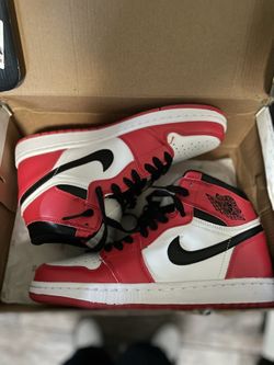 Air Jordan 1 Chicagos (size 7)