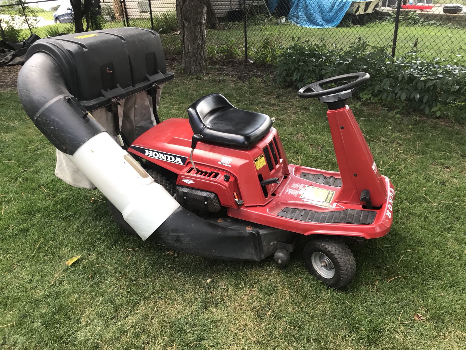 Honda HT-R3009 riding mower with bagger system