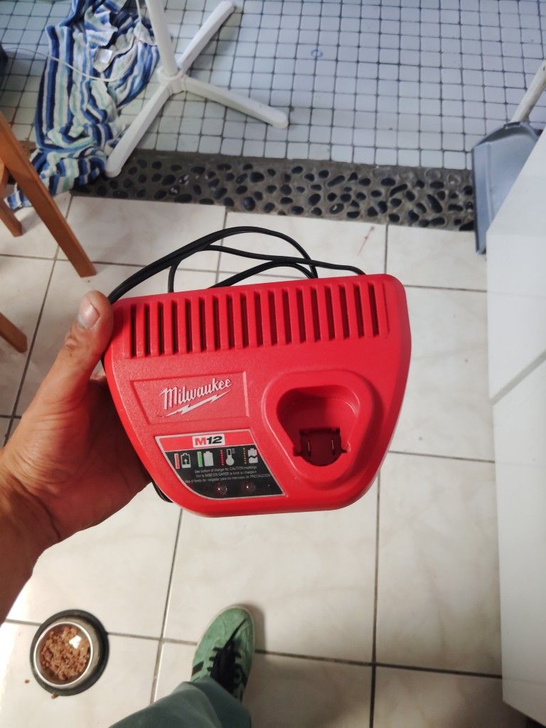 M12 Charger