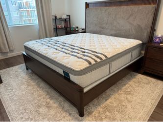KING Leesa Legend Chill Hybrid Mattress- Like New!