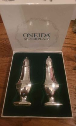 Brand New Oneida Silverplate Salt and Pepper Set