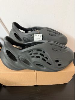 Black Yeezy foam runners size 12