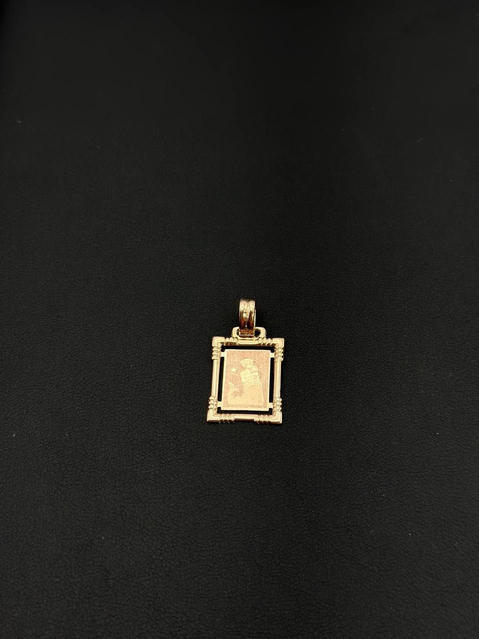 14k Gold Pendant Vintage Engraved acquires 1.9 grams