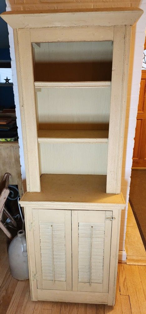 Small Vintage Curio Hutch/Cabinet