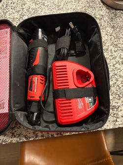 Milwaukee M12 12-Volt lithium-ion Cordless 3/8 in. Ratchet Kit