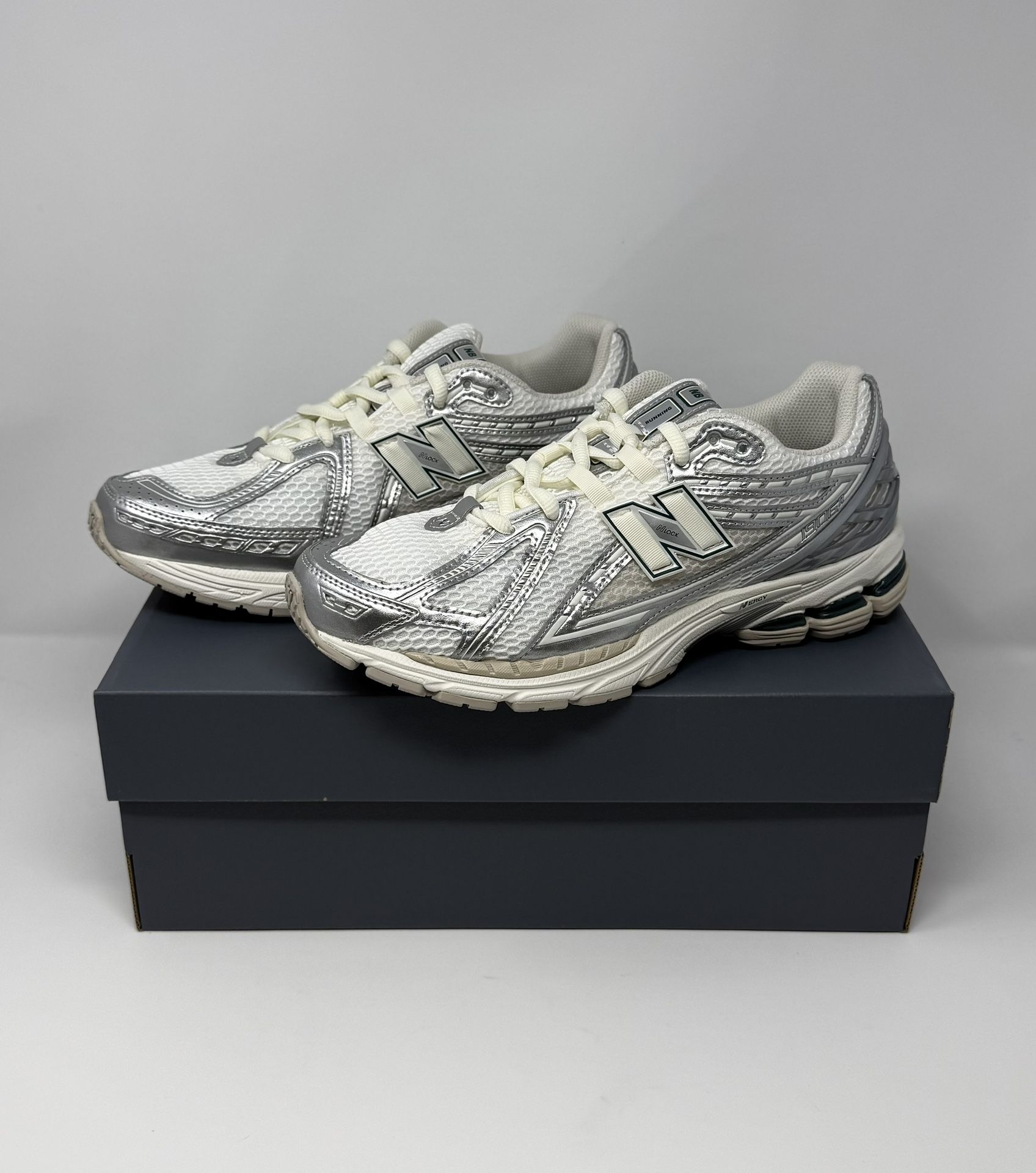 New Balance 1960R - Silver Metallic Cream Size 11