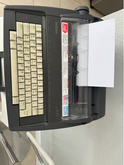 AX-425 ELECTRONIC TYPEWRITER. The piece shown in the photo still needs to be installed. It turns on.