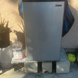 Mini Refrigerator Magic Chef 