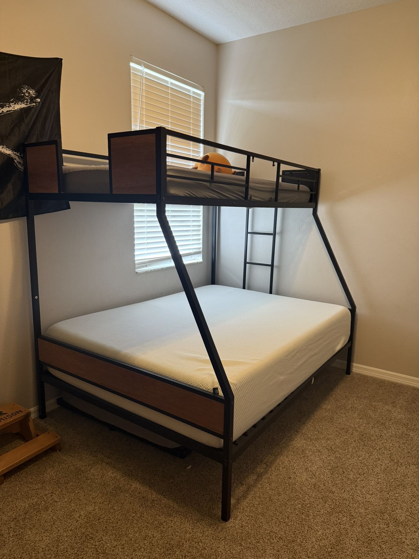 Bunk Beds (1 Queen, 2 Twins)