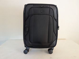 SWISSGEAR 8239 Softside Carry-On Spinner Luggage - Black