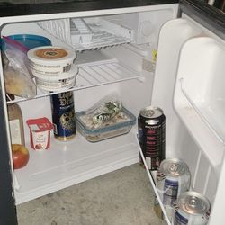 MiniFridge W/freezer Shelf 18x18"