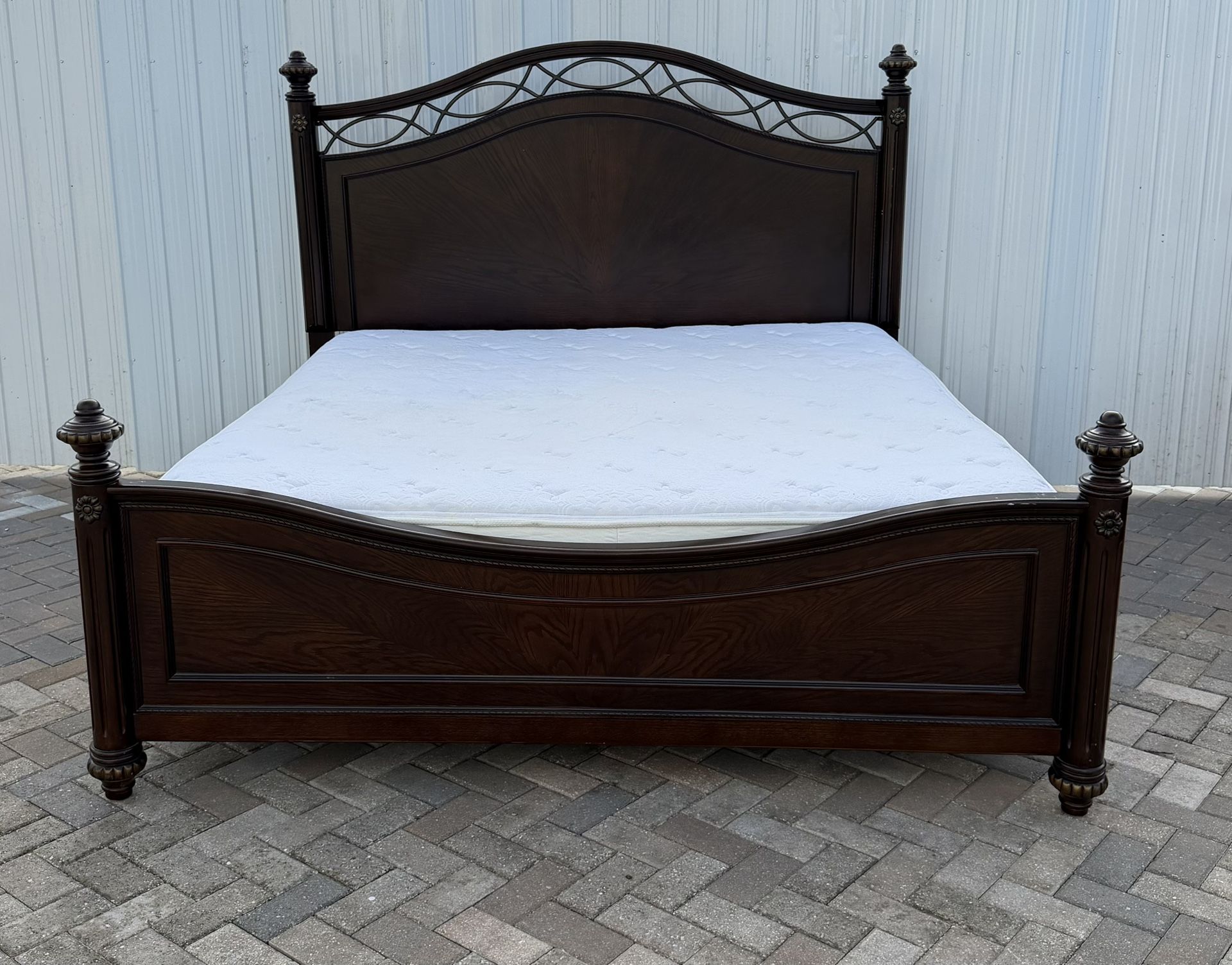 Nice King size bed, wood, mattress and boxspring included. I can deliver for an additional cost. In very good condition. It’s not new ok. Price $200.