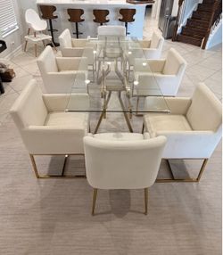 Dining table with 8 chairs perfect condition