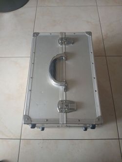 Cosmetic box