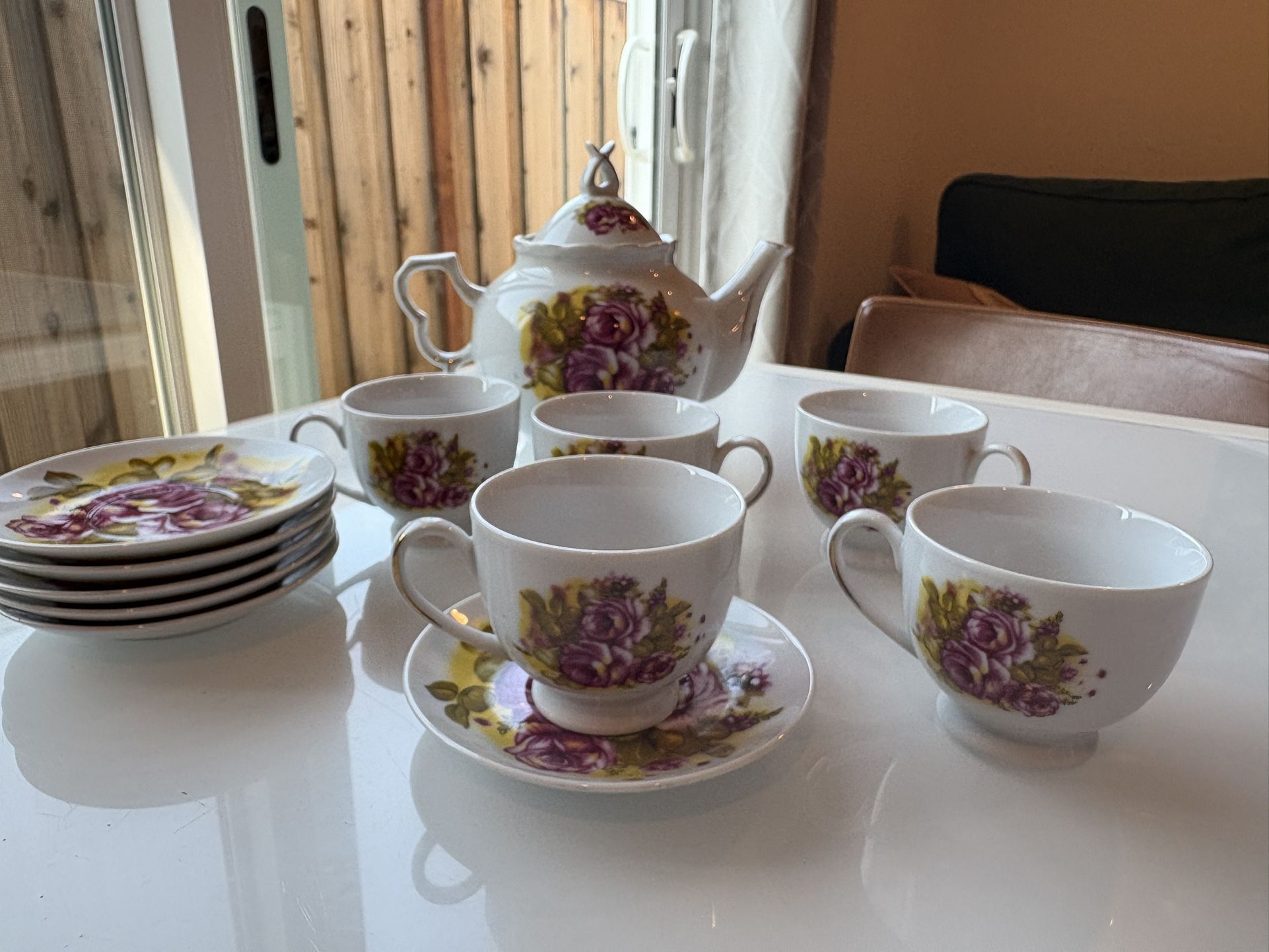 Vintage Porcelain Tea Set – 12-Piece Floral Crockery