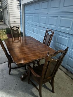 dining table w 4 chairs