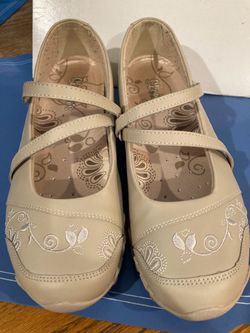 Néw Skechers Natural with floral Embroidery Double strap size 7