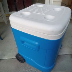 Ex Large Iglloo Cooler On Wheels 