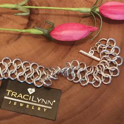 Beautiful Elegant Stunning Infinity Design Chain Style Silver Color Bracelet.