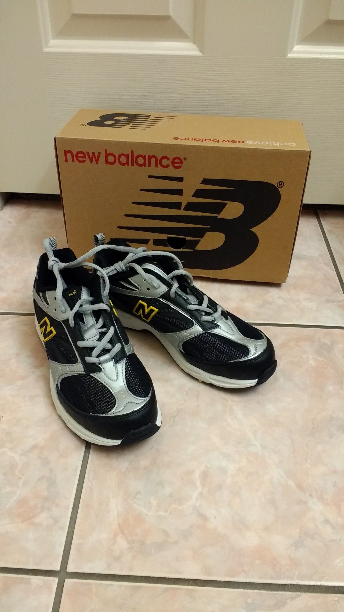 NEW New Balance Boys Kids Shoes Size 5 US