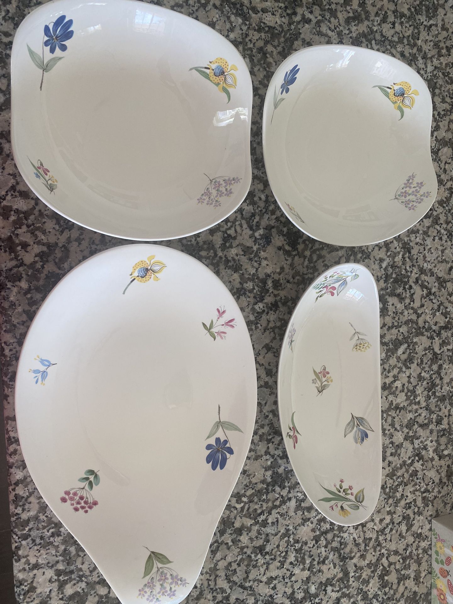 Set Of 4  Serving Bowls And Platter 1950’s Hallcraft China Company