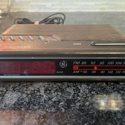 General Electric Woodgrain AM-FM Digital Clock Radio Model 7-4612A VTG Tested