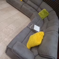 *Fall Sale Event*---Alejandra Gray Reclining Fabric Sectional Sofa---Delivery And Easy Financing Available 👌