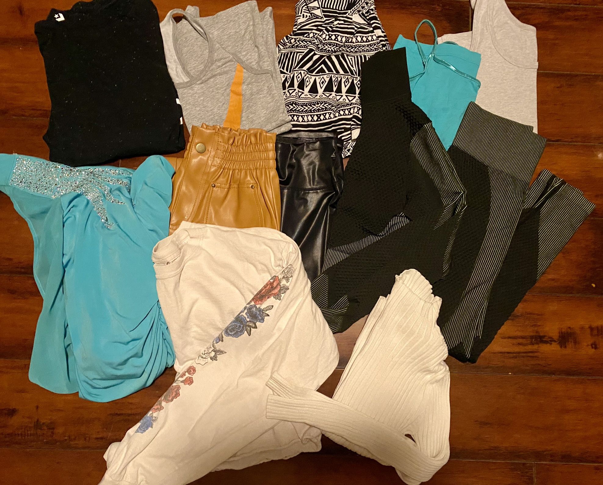 Women's/Juniors Clothing Lot Size XS-M Converse Nike Forever 21 Nine West Dress Shirts Tank Tops