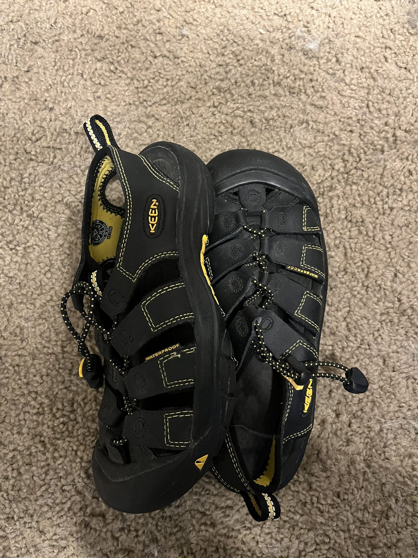$10 Youth/Kids Keen sz 4