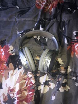 Gray Bose QuietComfort 35 Wireless Bluetooth Headphones