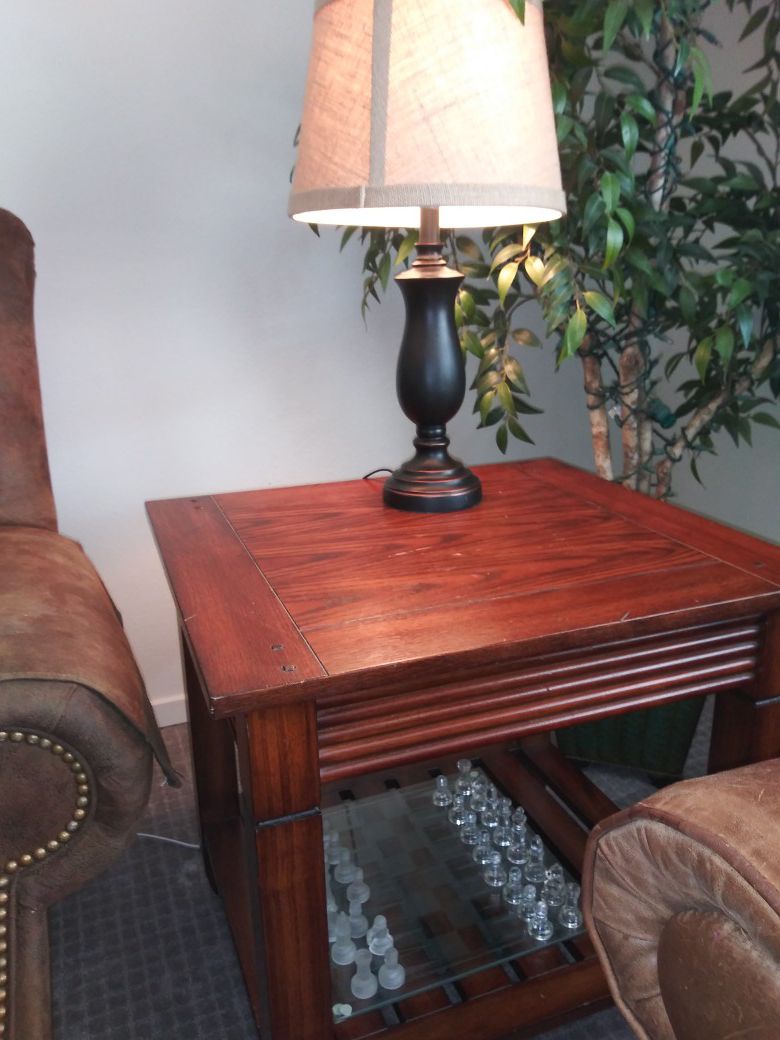 Pair of beautiful end tables. Lamps included