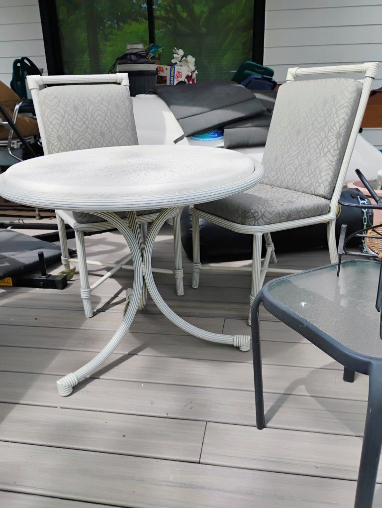 Outdoor Patio Table And Chair Set Excellent Condition