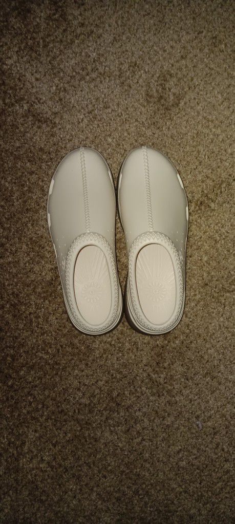 Ugg Clogs Size 6 In Youth 7.5 In Women