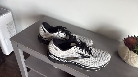 BROOKS Men’s Size 14