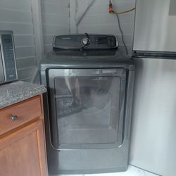Samsung Gas Dryer – Black Stainless – Steam Dryer – Excellent Condition