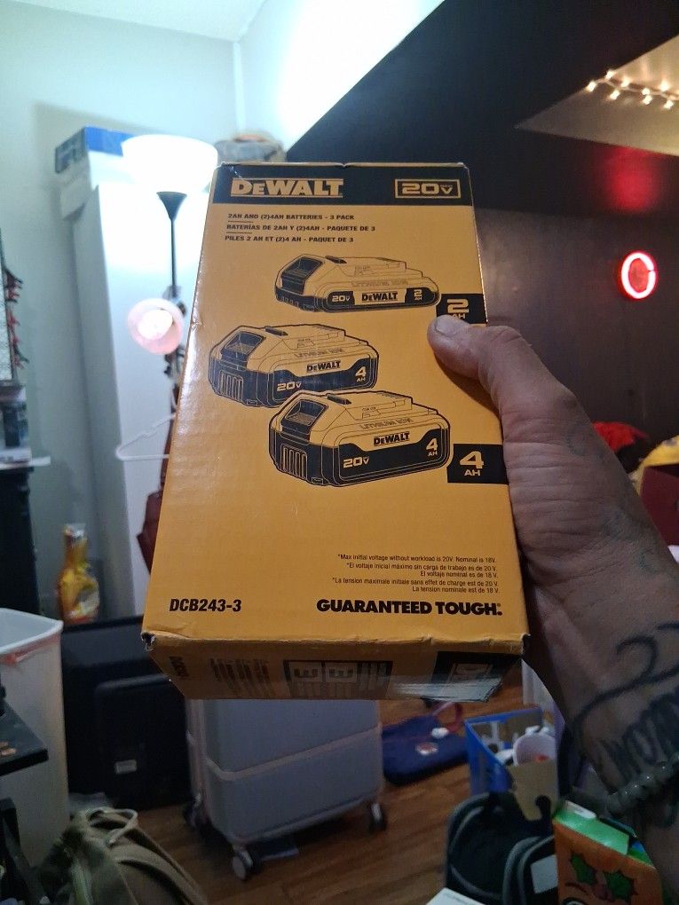 DCB243-3 DeWalt 20v Batteries (3 Pack)