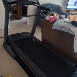 FREEMOTION 850 COMMERCIAL TREADMILL ( LIKE NEW & DELIVERY AVAILABLE TODAY)