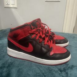 Air Jordan 1 Mid Black & Red (Bred) – Youth 6Y – Clean
