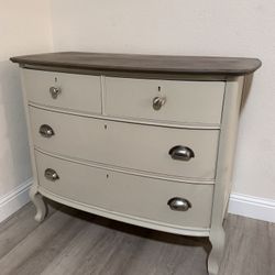 Vintage Dresser. Real Wood, Great Condition. 