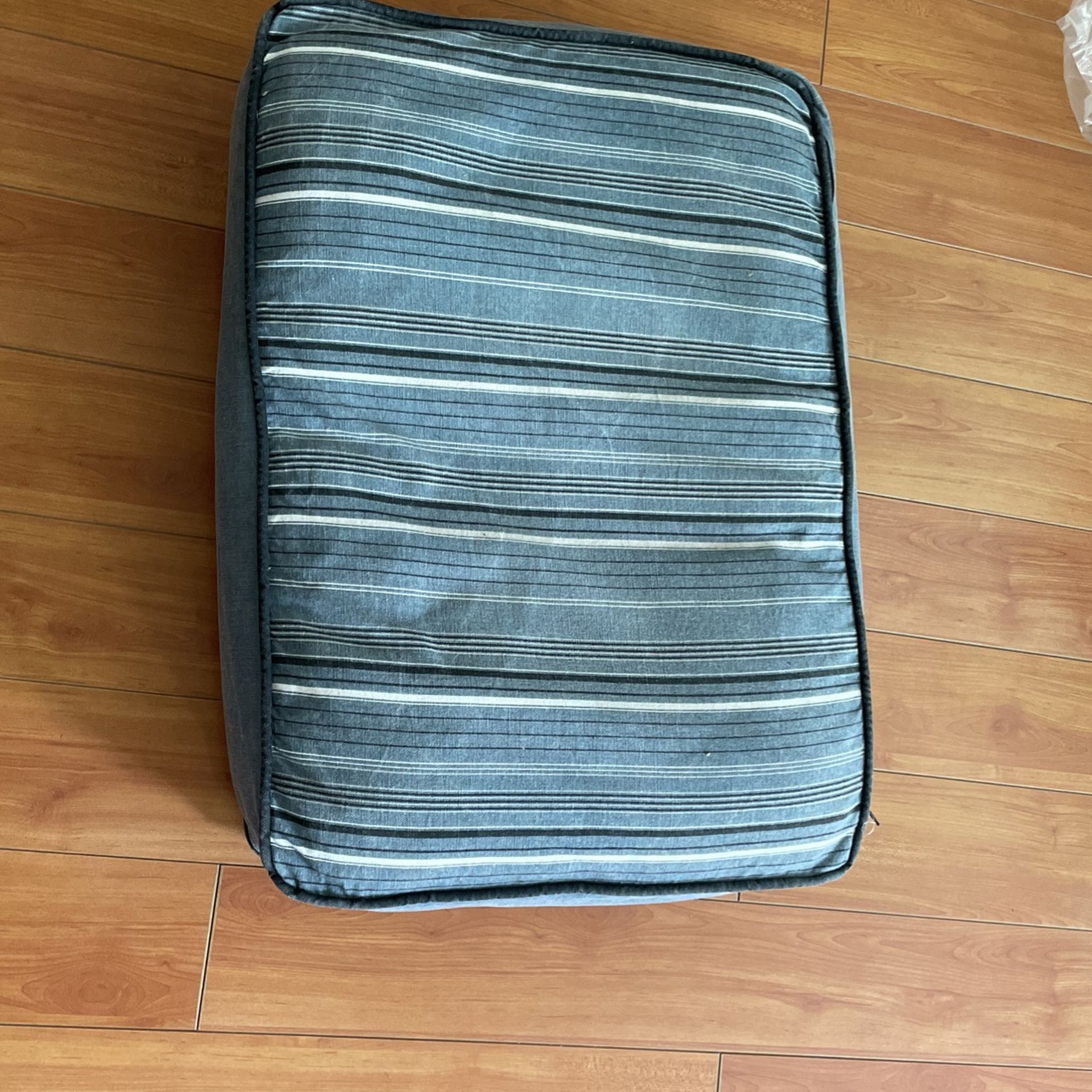 Dog/cat bed - Great Condition!