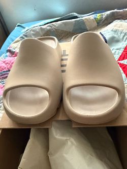 New size 1y adidas Yeezy slides