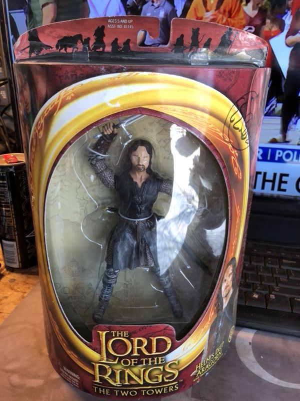The Lord of the Rings TWO TOWERS HELMS DEEP Aragorn Action Figure