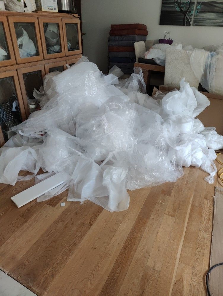 Packing Material Bubble Wrap ..A https://offerup.com/redirect/?o=TG90LkJveA==