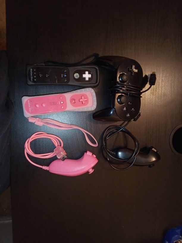 Offbrand Wii Remotes With Nunchucks And Wii Pro Controller