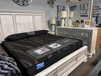 Solid wood bedroom set! 🩷📦 Easy Financing!